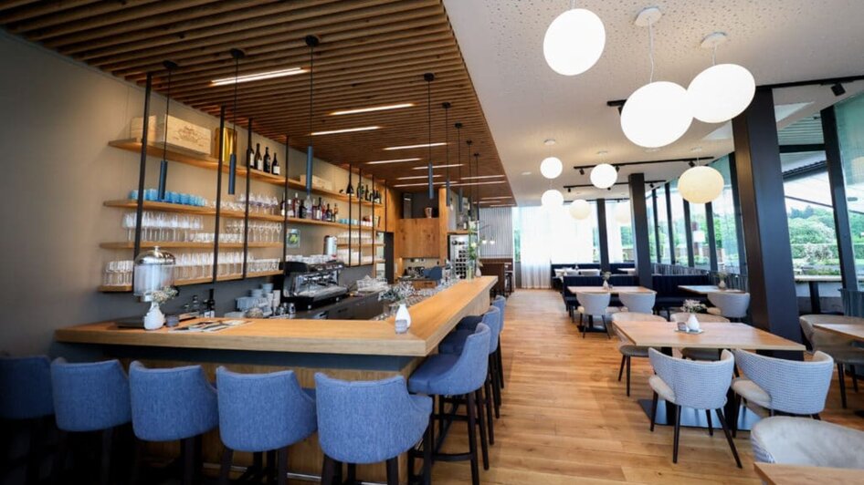 Moderne Restaurantansicht mit Bar und Sitzgelegenheiten. | © Das Franz