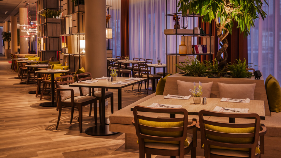 Modernes Restaurant im IntercityHotel Graz mit Holzfußboden und Pflanzen. | © IntercityHotel Graz