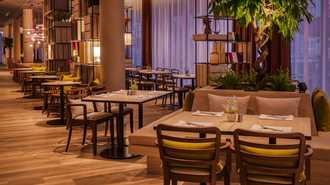 Modernes Restaurant im IntercityHotel Graz mit Holzfußboden und Pflanzen. | © IntercityHotel Graz