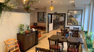 Gemütliche Atmosphäre im Restaurant mit Tischen und Pflanzen. | © R&D Gastro OG