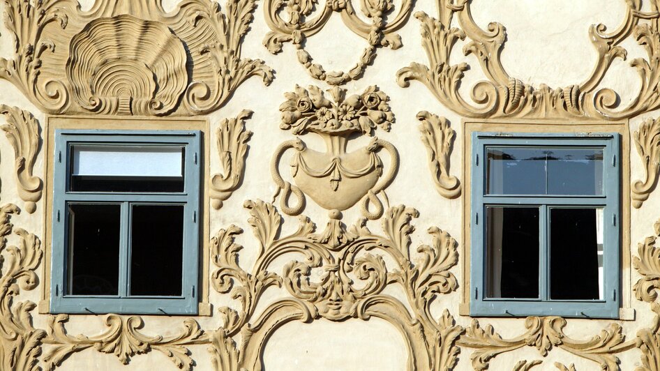 Detailansicht des Luegghauses in Graz mit kunstvollen Verzierungen und Fenstern. | © Graz Tourismus - Harry Schiffer
