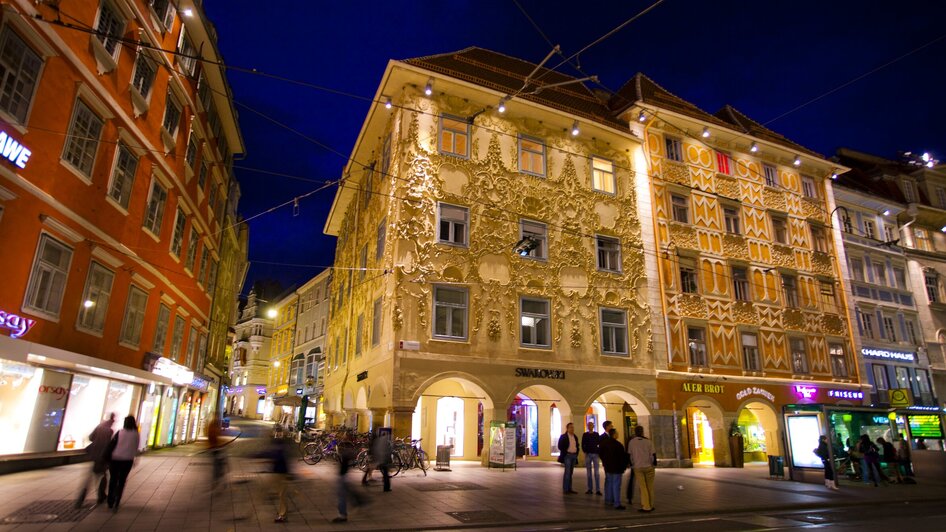 Beleuchtetes Luegghaus in Graz bei Nacht. | © Graz Tourismus - Werner Krug