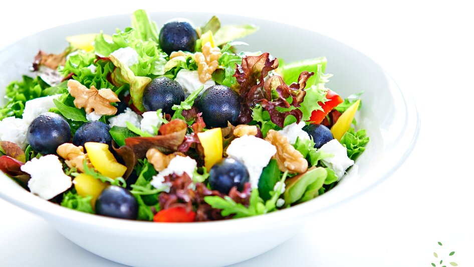 Frischer Salat mit Blaubeeren, Paprikastücken, Nüssen und Käse. | © dean&david