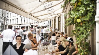 Belebte Straßencafé-Szene in Graz, entspannte Atmosphäre. | © Frankowitsch