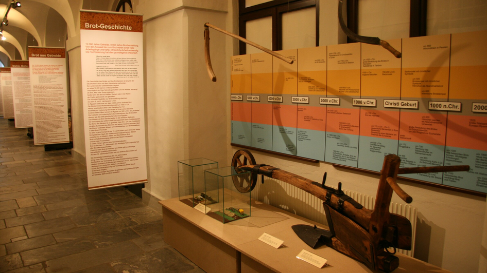 Museum mit historischen Backgeräten und Texten zur Brotentwicklung.