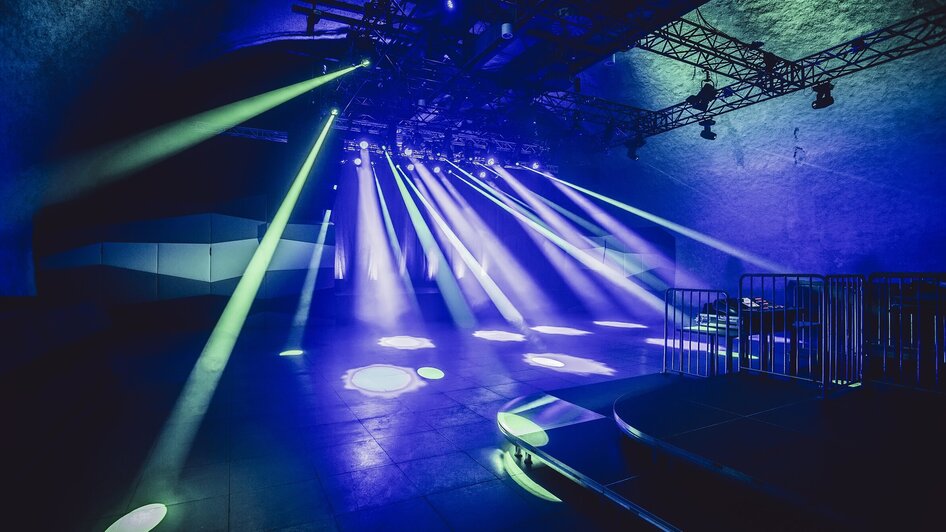 Das Bild zeigt die Eventlocation Dom im Berg mit eindrucksvoller Beleuchtung und flexibler Raumnutzung.