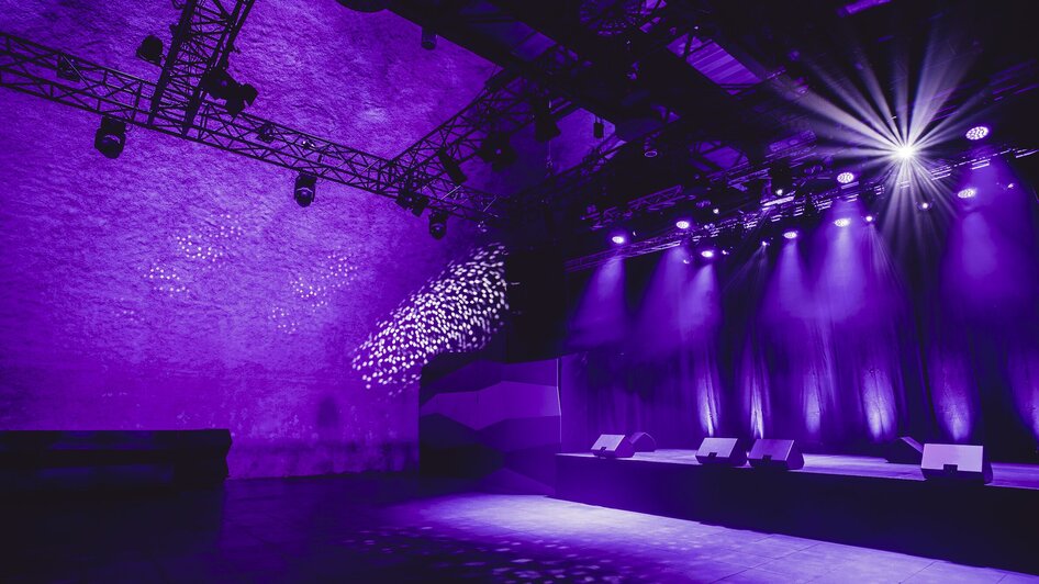 Flexible Eventfläche mit technischer Infrastruktur und lila Licht