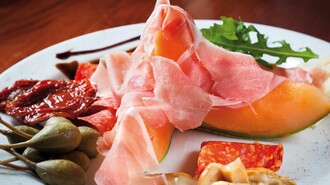 Eine Platte mit Prosciutto, Melone, Kapern und getrockneten Tomaten. | © Don Camillo