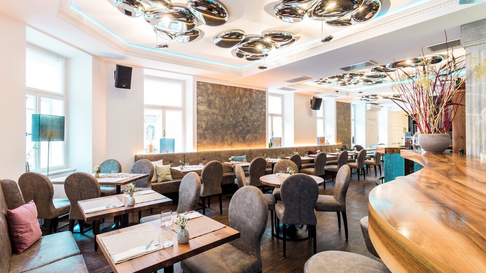 Elegantes Restaurantinterieur mit stilvollen Möbeln und Dekor. | © dreizehn by Gauster
