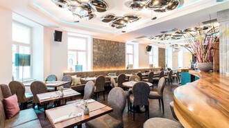Elegantes Restaurantinterieur mit stilvollen Möbeln und Dekor. | © dreizehn by Gauster