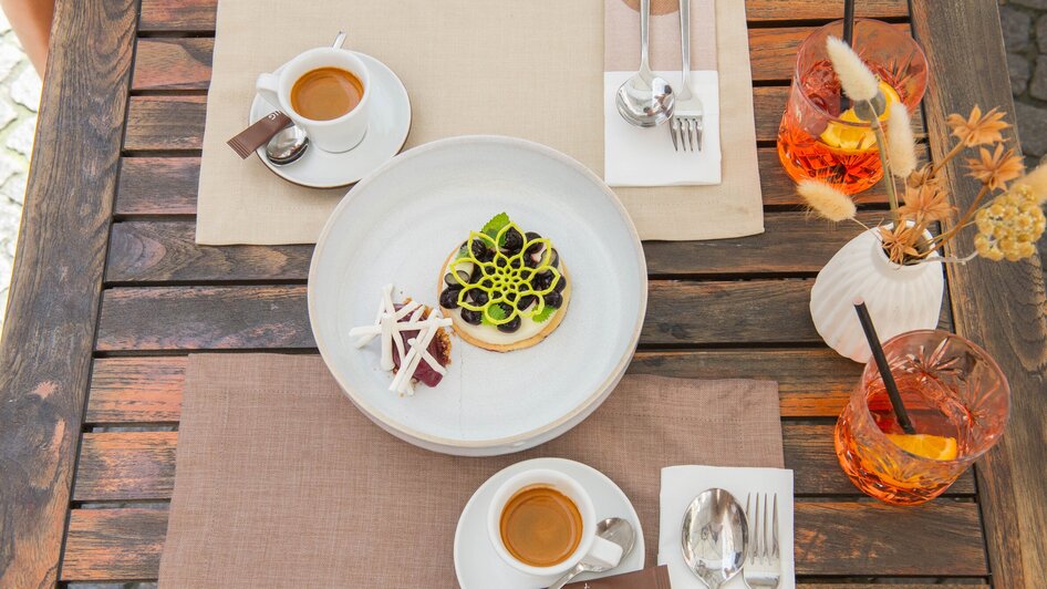 Ein stilvolles Dessert und Getränke auf einem Tisch bei dreizehn by Gauster. | © 5komma5sinne - Helmut Schweighofer