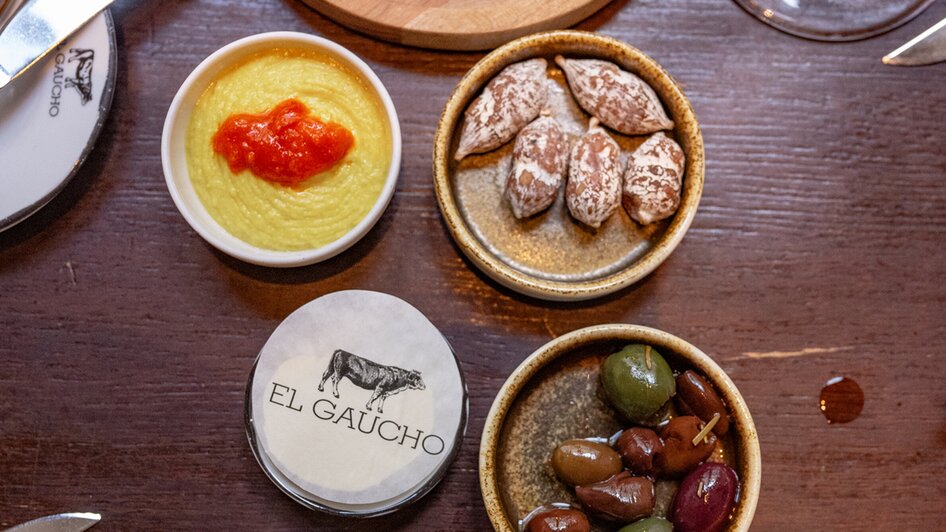Eine Auswahl von Brot, Dips und Oliven bei El Gaucho im Landhaus.