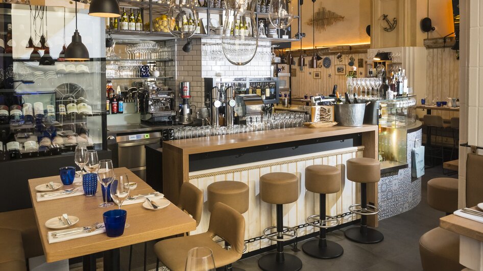 Moderne Restaurant-Inneneinrichtung mit Bar und Tischen. | © el pescador