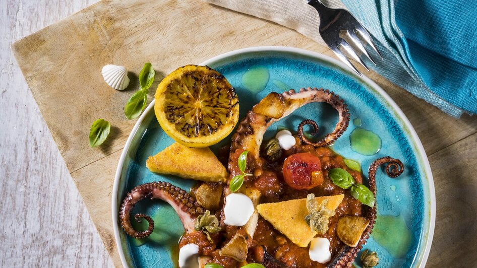 Leckere Oktopus-Speise mit Tomaten und Zitrusfrüchten auf einem Teller. | © El Pescador - Werner Krug