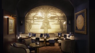 Gemütliche Eleganz in der Ernst Fuchs Bar mit stilvollem Ambiente. | © Jasmin Schuller