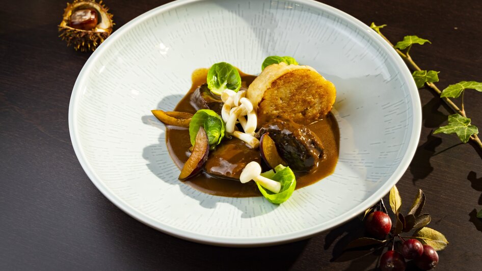 Wildgericht mit Pilzen, Gemüse und Sauce auf Teller. | © Graz Tourismus - Werner Krug