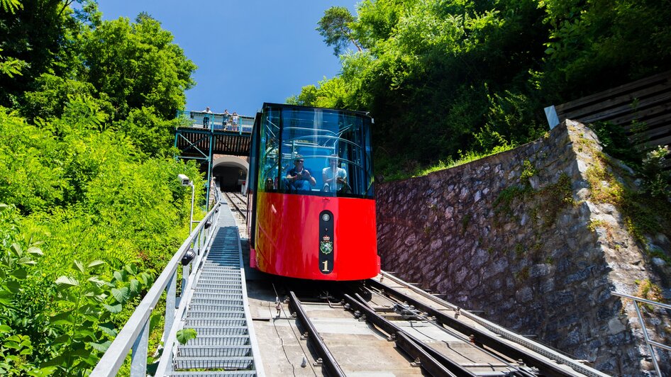 Die Schlossbergbahn in Graz bringt Fahrgäste den Hang hinauf. | © Graz Tourismus - Harry Schiffer