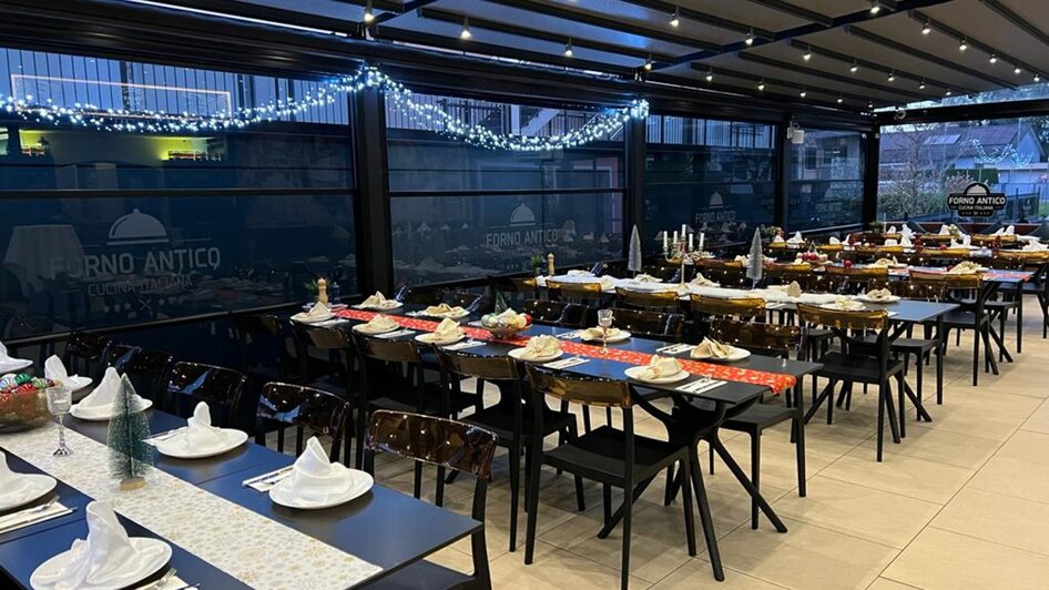 Gemütliches Restaurant mit gedeckten Tischen in Graz. | © Forno Antico