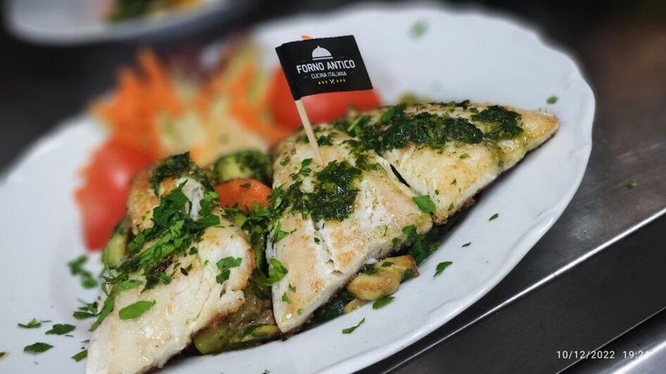 Gegrillter Fisch mit Kräutern und Beilagen im Forno Antico. | © Forno Antico