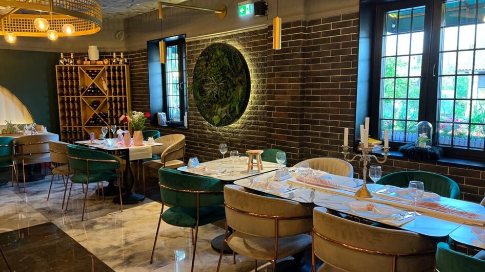 Elegantes Restaurant mit stilvoll gedeckten Tischen und moderner Einrichtung. | © Forno Antico