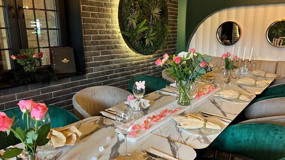 Elegant gedeckter Tisch mit Blumen in einem Restaurant. | © Forno Antico
