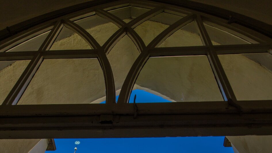 Blick auf das Franziskanerkloster in Graz mit blauem Himmel.