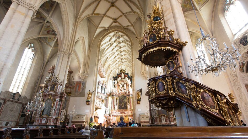 Helligkeit und Architektur im Franziskanerkloster in Graz.