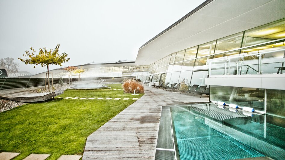 Modernes Schwimmbad mit Gartenbereich in Graz. | © Holding Graz - Lupi Spuma