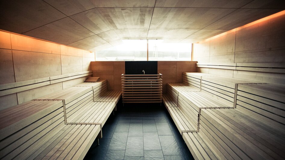Stilvolle Sauna mit Holzbänken und indirekter Beleuchtung. | © Holding Graz - Lupi Spuma