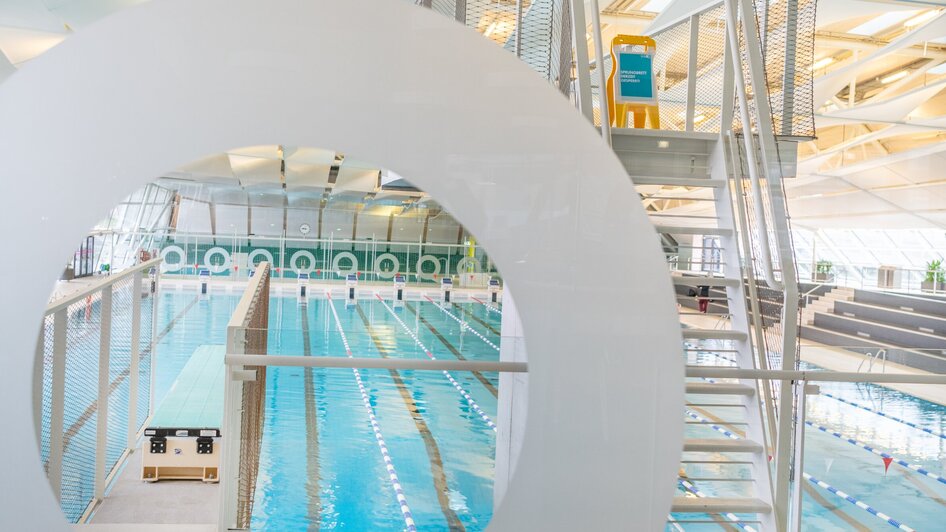 Innenansicht des Schwimmbads Auster in Graz, mit Schwimmbecken und Sprungturm. | © Holding Graz - achtzigzehn