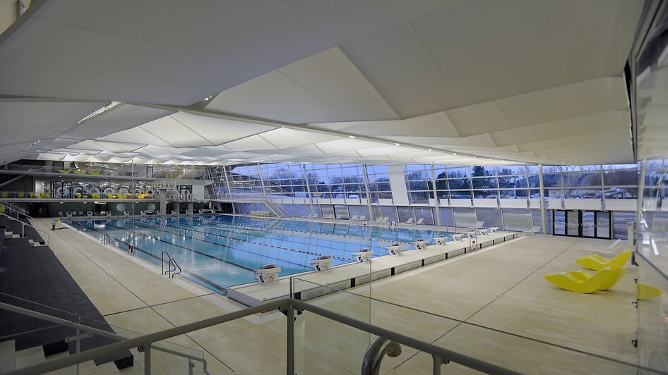 Modernes Schwimmbad mit Glaswänden und Pool in Graz. | © Holding Graz - Helge Sommer