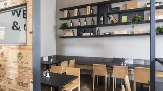 Modernes Restaurant mit Holzregalen und Tischen in Graz.