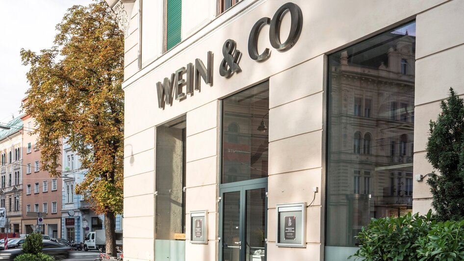 Restaurant Fridda & Maxx im Wein & Co in Graz mit Außenbereich und Tischen.