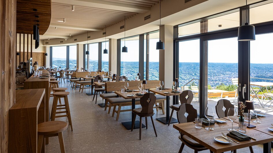 Moderner Restaurantraum mit Aussicht auf Graz und die Umgebung. | © Markus Kaiser