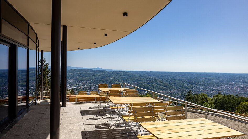 Terrasse des Bergrestaurants mit Aussicht auf Graz und die Umgebung. | © Markus Kaiser