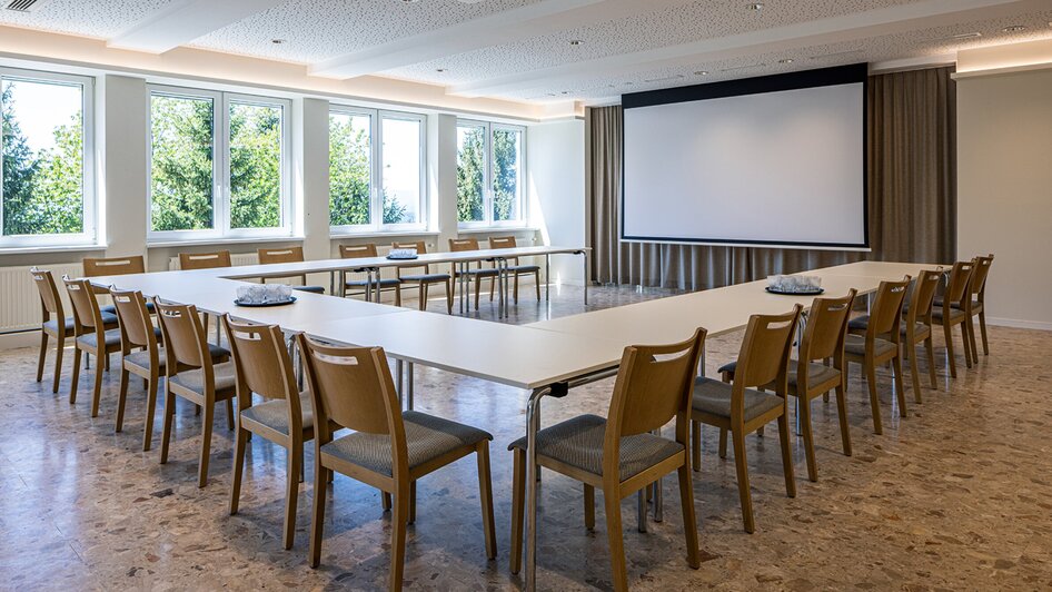 Geräumiger Konferenzraum mit Tischen und Stühlen. | © Markus Kaiser