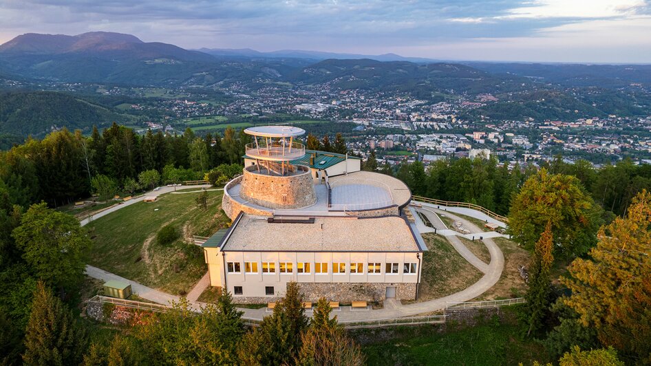 Blick auf das Bergrestaurant Fürstenstand mit Stadt Graz im Hintergrund. | © Markus Kaiser