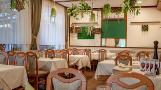 Gemütliches Restaurant mit Pflanzen und gedeckten Tischen. | © sReindl
