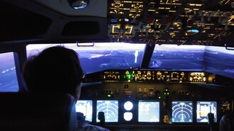 Eine Person steuert das Cockpit eines Flugzeugs im GATE-08 Simulationszentrum. | © GATE-08 Flight & Racing Simulation Center e.U. / Herr Marc Asplanato