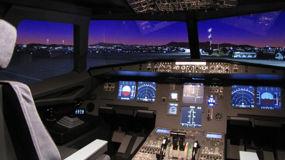 Das beeindruckende Cockpit im GATE-08 Simulationszentrum, bereit für den Simulator. | © GATE-08 Flight & Racing Simulation Center e.U. / Herr Marc Asplanato
