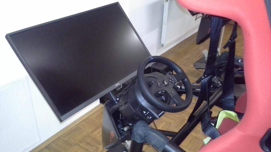Ein Rennsimulator mit einem Lenkrad und einem Bildschirm, Teil des GATE-08 Simulationszentrums. | © GATE-08 Flight & Racing Simulation Center e.U. / Herr Marc Asplanato