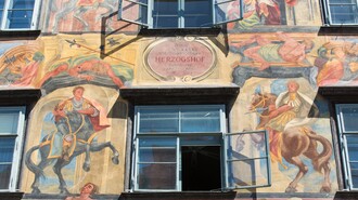 Fassade des Gemalten Hauses in Graz mit beeindruckenden Wandmalereien. | © Graz Tourismus - Harry Schiffer