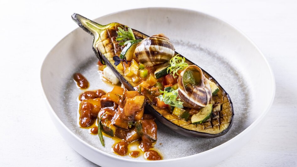 Genießerei am Markt I Essen & Trinken in Graz | © Genießerei am Markt - Werner Krug Gegrillte Aubergine gefüllt mit Gemüse und Schnecken. | © Genießerei am Markt - Werner Krug