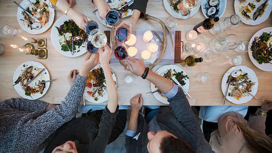Genießerei am Markt I Essen & Trinken in Graz | © Genießerei am Markt Ein festlicher Tisch mit Speisen und Getränken in Graz. | © Genießerei am Markt