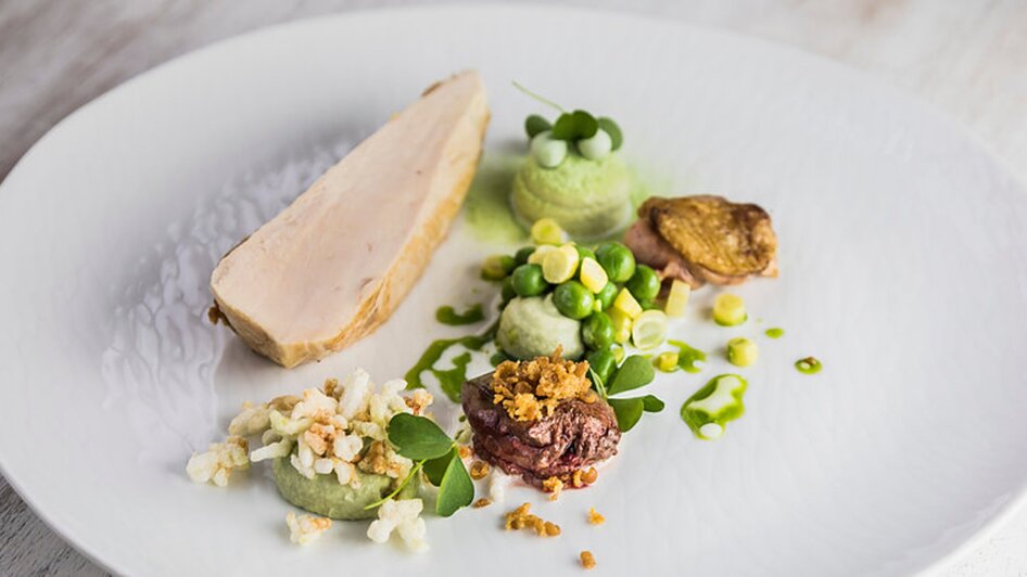 Genießerei am Markt I Essen & Trinken in Graz | © Genießerei am Markt Ein kunstvoll angerichtetes Gericht auf einem weißen Teller. | © Genießerei am Markt