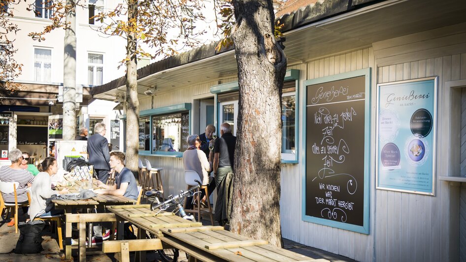 Genießerei am Markt I Essen & Trinken in Graz | © Genießerei am Markt Außenansicht der Genießerei am Markt in Graz, mit Menschen am Tisch. | © Genießerei am Markt