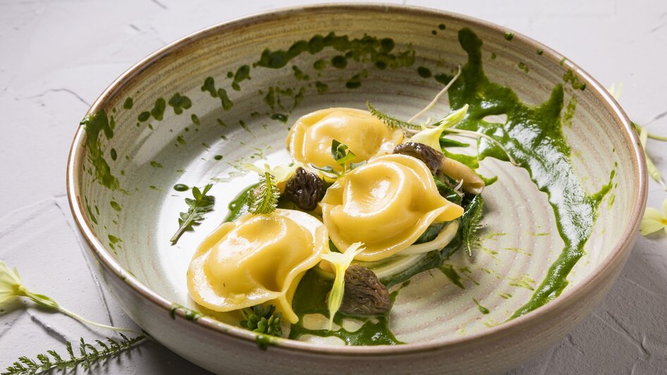 Genießerei am Markt I Essen & Trinken in Graz | © Genießerei am Markt Hausgemachte Ravioli mit Kräutern und Saucen auf Teller. | © Genießerei am Markt