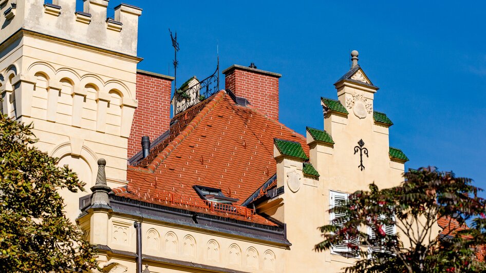 Blick auf das Dach eines historischen Gebäudes mit Ziegeldach. | © Graz Tourismus - Mias Photoart