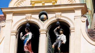 Figuren in den Fenstern des Glockenspiels in Graz. | © Graz Tourismus - Harry Schiffer