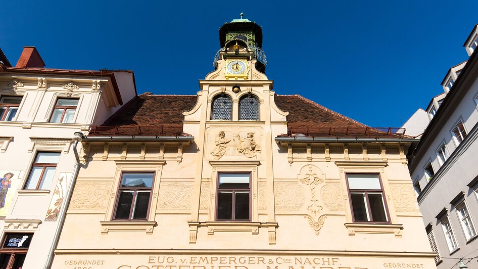 Fassade des Grazer Glockenspiels mit Uhr und Verzierungen. | © Graz Tourismus - Harry Schiffer